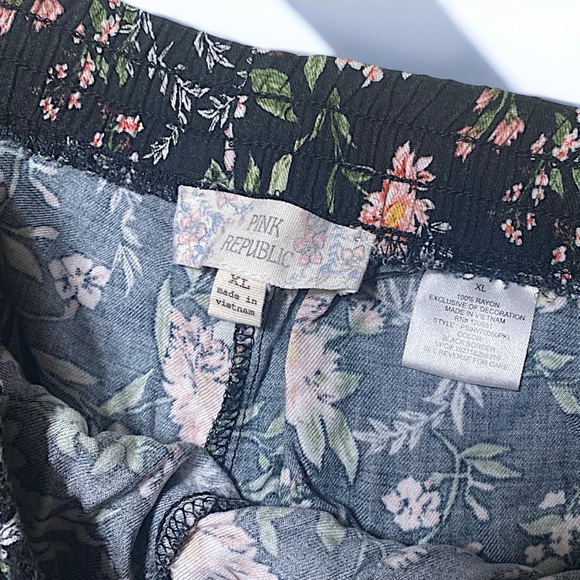 3/$15 Pink Republic Black Floral Flowy Shorts - Picture 3 of 5